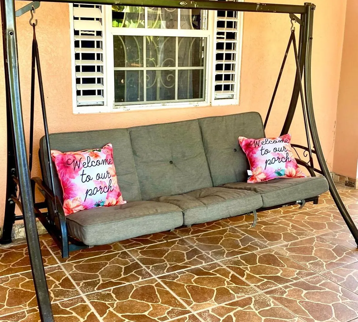 Seaside Retreat 2BR with Beach Access and AC Ocho Rios Holiday home