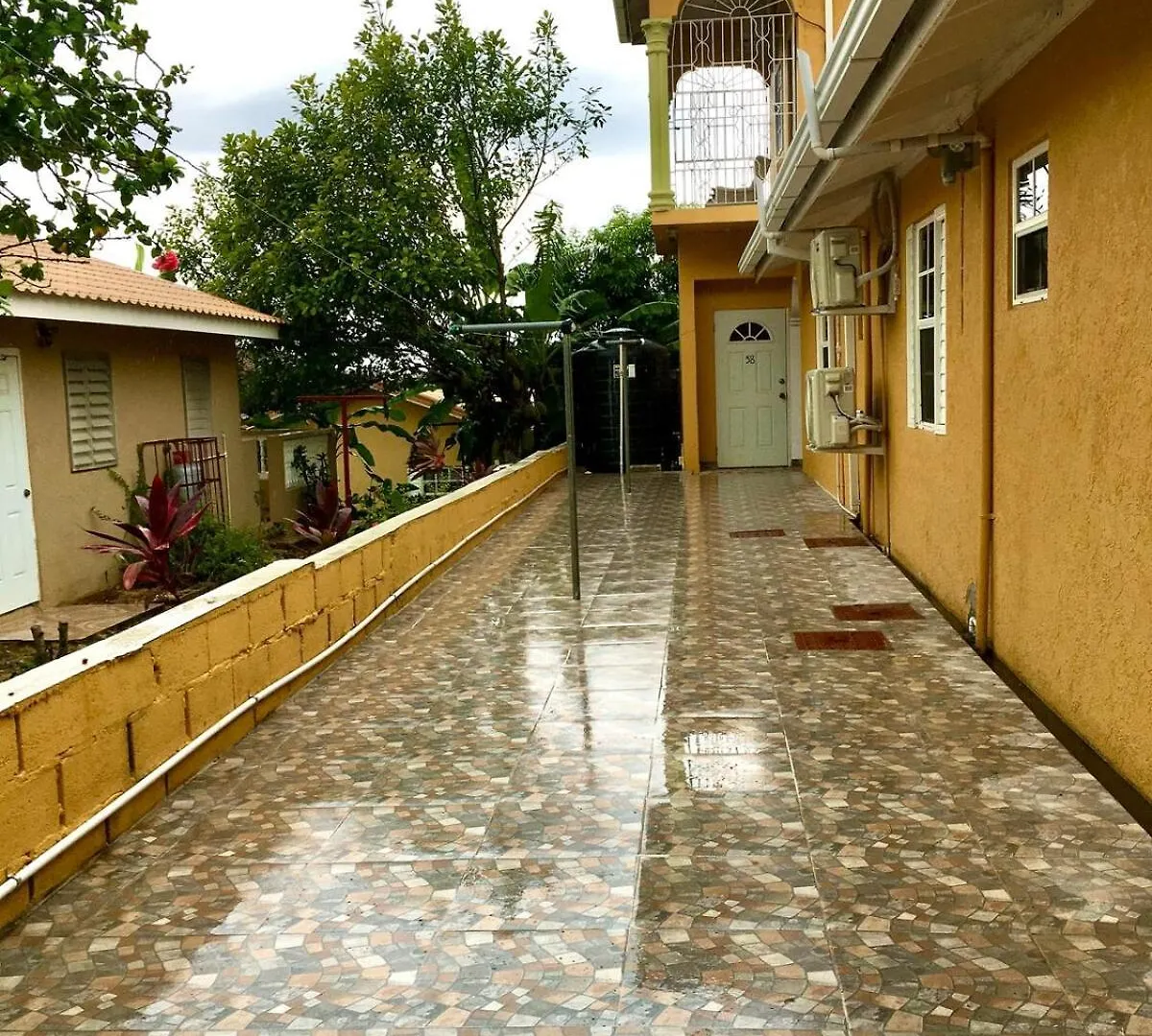 Seaside Retreat 2BR with Beach Access and AC Ocho Rios