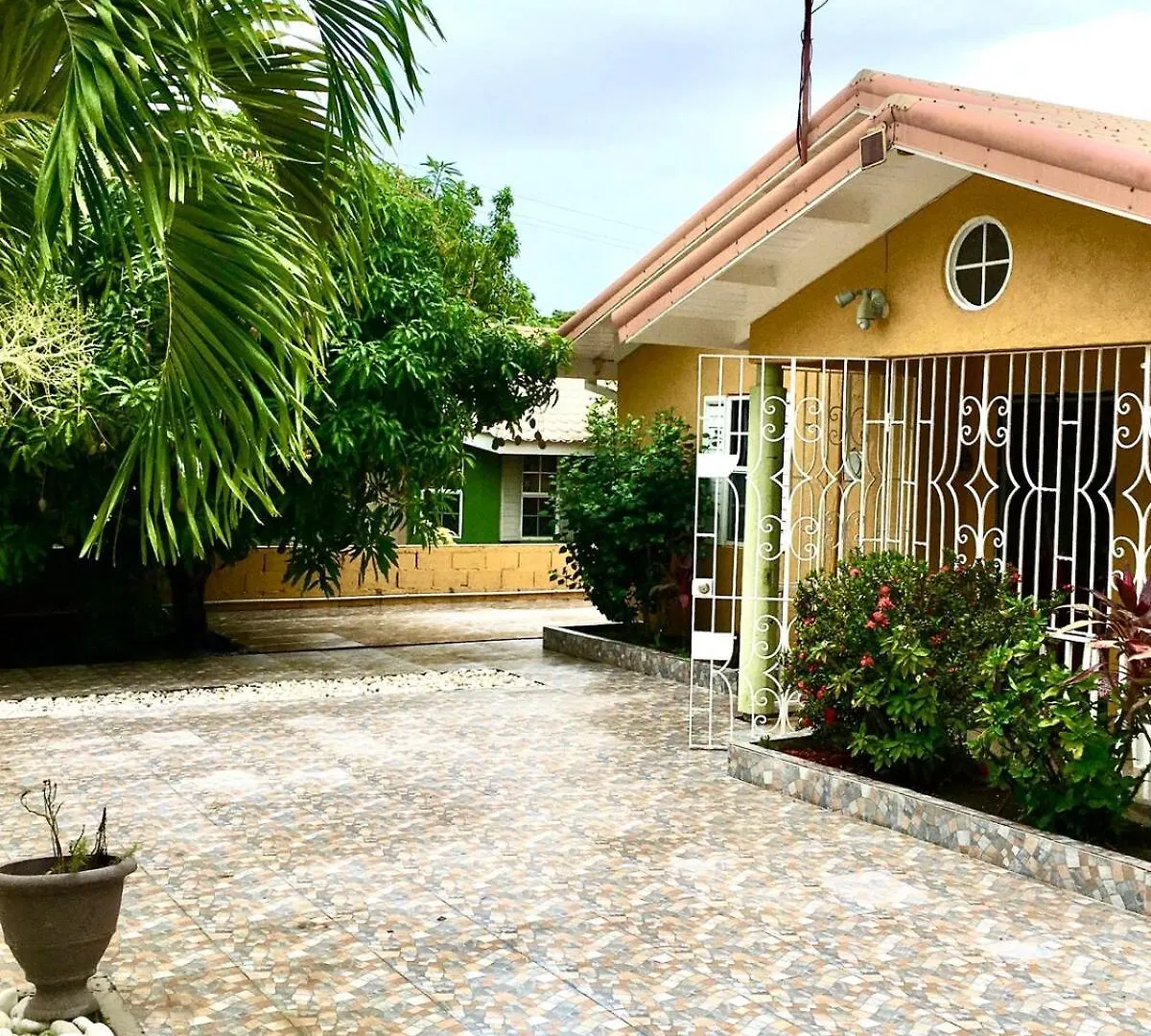 Seaside Retreat 2BR with Beach Access and AC Ocho Rios