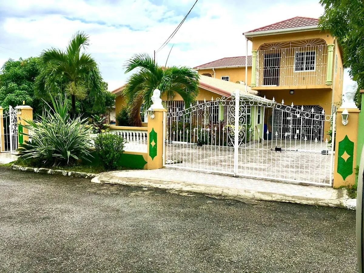 Seaside Retreat 2BR with Beach Access and AC Ocho Rios Jamaica