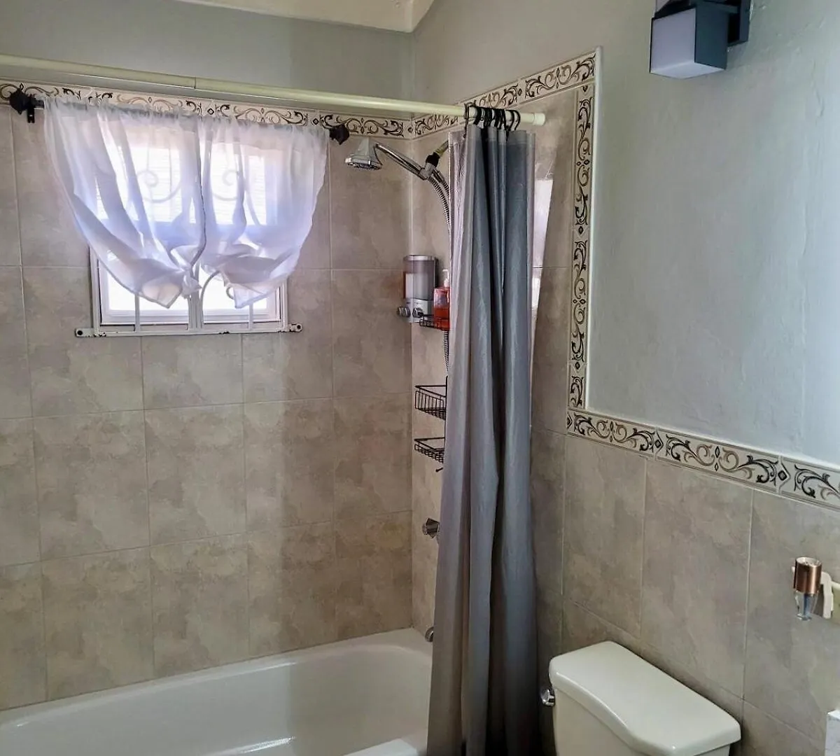 Seaside Retreat 2BR with Beach Access and AC Ocho Rios Holiday home