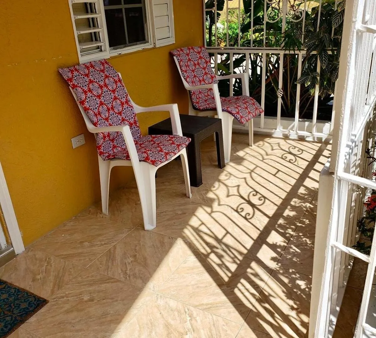 Seaside Retreat 2BR with Beach Access and AC Ocho Rios Holiday home