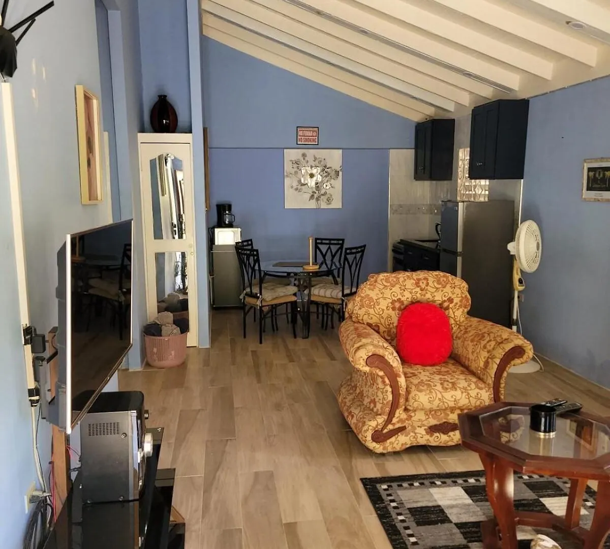 Seaside Retreat 2BR with Beach Access and AC Ocho Rios